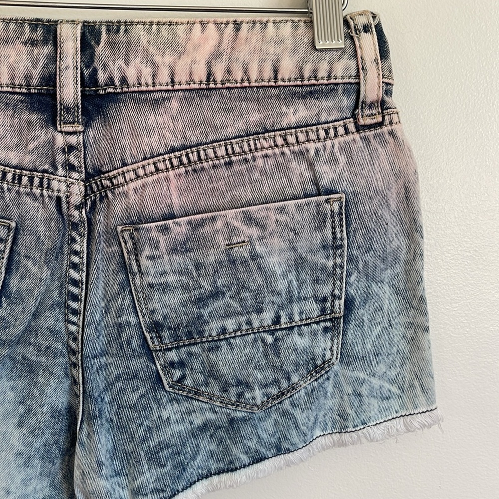 Decree Junior’s Pink Ombré Acid Wash Distressed Retro Cutoff Denim Jean Shorts - Picture 9 of 11